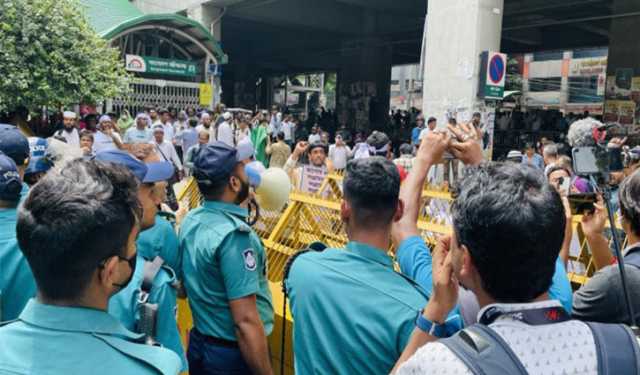 এনটিআরসিএ নিয়োগ প্রত্যাশীদের ওপর লাঠিচার্জ-সাউন্ড গ্রেনেড