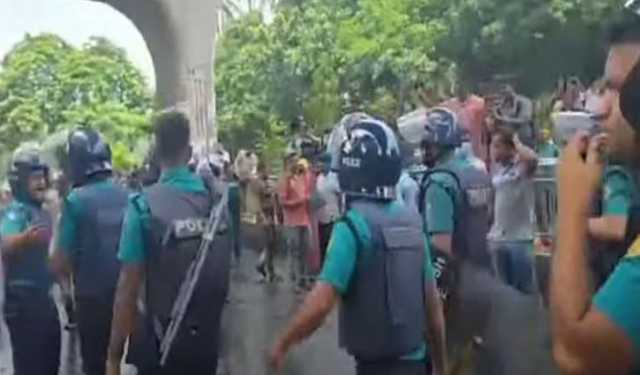 শিক্ষক নিবন্ধন প্রার্থীদের আন্দোলনে জল কামান-সাউন্ড গ্রেনেড নিক্ষেপ