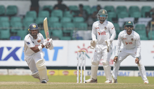 চালকের আসনে থেকে শ্রীলঙ্কার দিন শুরু