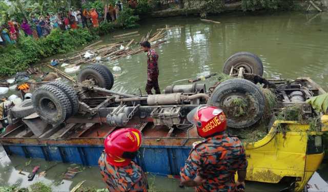 ট্রাক নিয়ন্ত্রণ হারিয়ে পুকুরে পড়ে নিহত ২