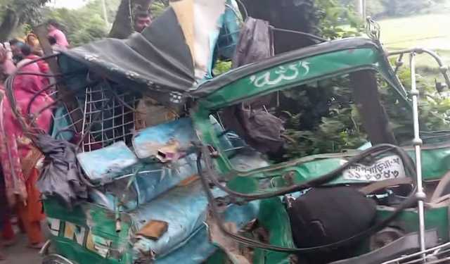 ব্রাহ্মণবাড়িয়ায় অটোরিকশায় বাসের ধাক্কা নিহত ৩