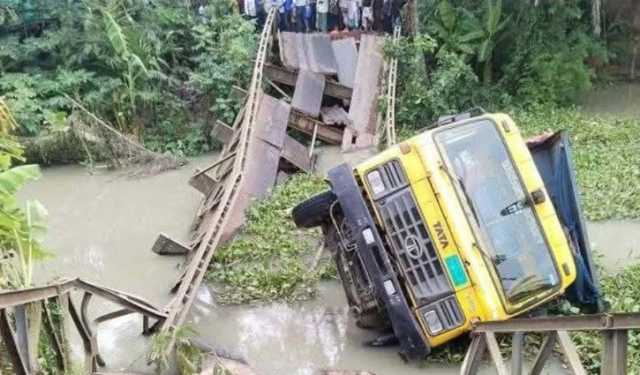 পিরোজপুরে সেতু ভেঙে খালে পড়েছে কয়লাবোঝাই ট্রাক 