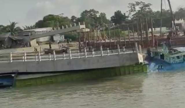 দ্বিতীয় দফায় ভাঙল নির্মাণাধীন ফুট বেইলি সেতু, ধাক্কায় ডুবল বাল্কহেডও
