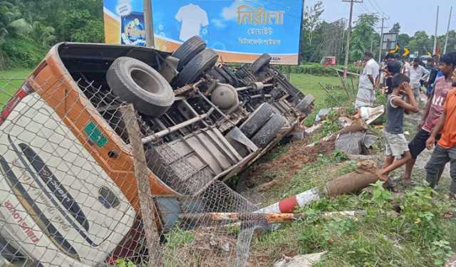 রামুতে বাস-কাভার্ডভ্যান সংঘর্ষে নিহত ৩