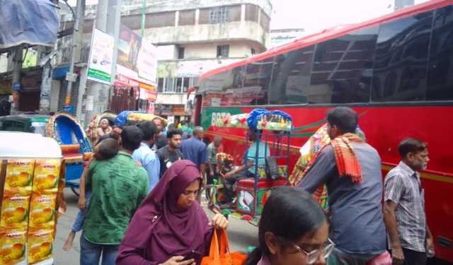 দীর্ঘ ছুটি শেষে জীবিকার তাগিদে ঢাকায় ফিরছে মানুষ