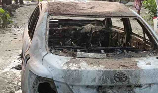ঈদের রাতে আগুনে পুড়ল ব্যবসায়ীর প্রাইভেটকার