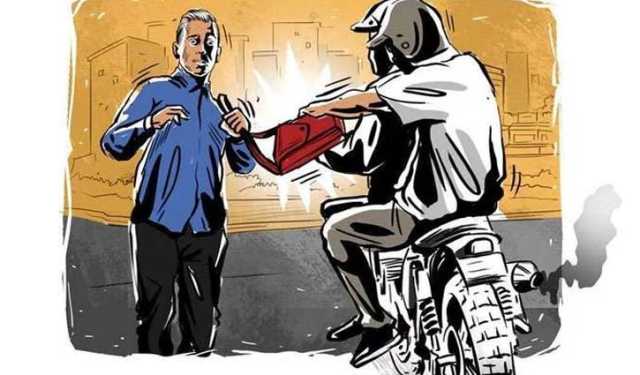 ছিনতাইকারীদের লাঠির আঘাতে আহত পুলিশ কর্মকর্তা