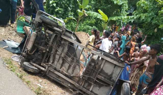 নরসিংদীতে তিন গাড়ির সংঘর্ষ, নিহত ১