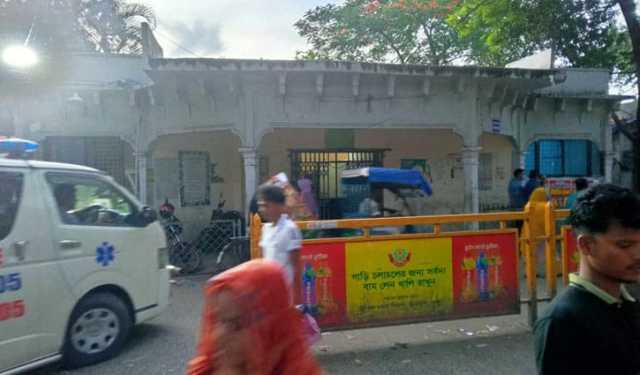 ঢামেক পুলিশ বক্সের পাশ থেকে দুই মরদেহ উদ্ধার