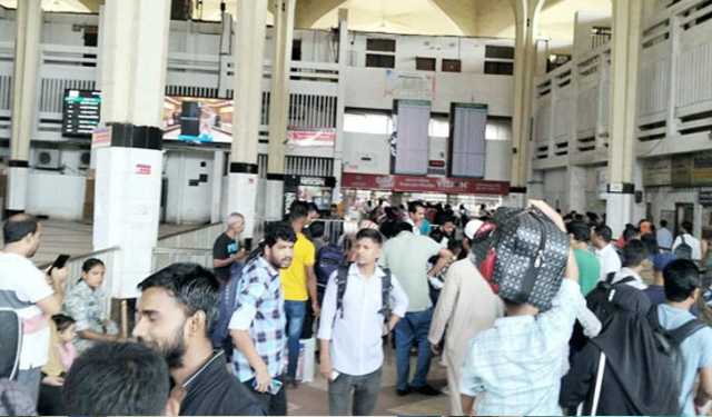 ঈদযাত্রা: কমলাপুরে ঘরমুখো মানুষের ঢল