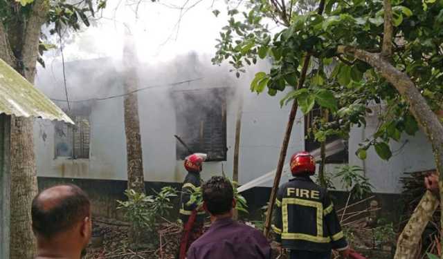 প্রবাসীকে পিটিয়ে হত্যার অভিযোগে শ্বশুরবাড়ি পুড়িয়ে দিল গ্রামবাসী