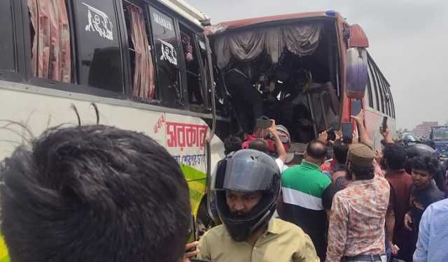 টঙ্গীর ফ্লাইওভারে ২ বাসের সংঘর্ষ আহত ২৫ 