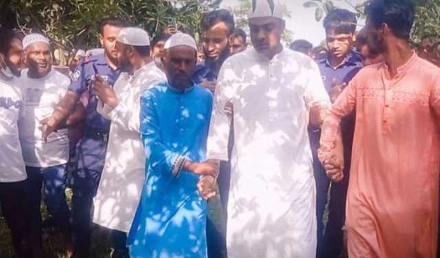 প্যারোলে মুক্তি পেয়ে মায়ের জানাজায় যুবলীগ নেতা