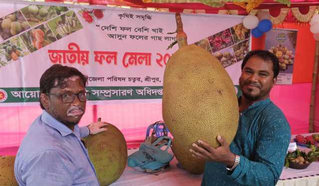 ফল মেলায় নজর কেড়েছে ৩২ কেজি ওজনের কাঁঠাল
