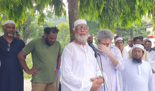 স্ত্রীর জানাজায় অঝোরে কাঁদলেন কাদের সিদ্দিকী