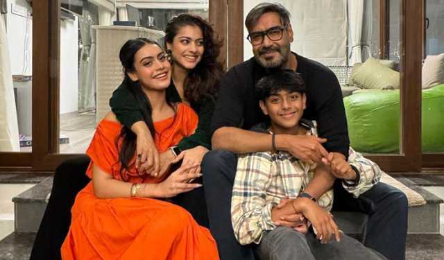 যা খুশি তা পরে তুমি বাইরে যেতে পারো না, মেয়েকে কাজল