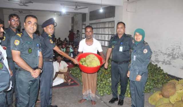 ঢাকা কেন্দ্রীয় কারাগারে ফল উৎসব 