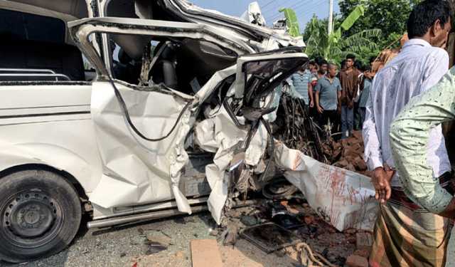 চালক ঘুমিয়ে হেলপার দিয়ে চালাচ্ছিলেন অ্যাম্বুলেন্স, হেলপারের মৃত্যু