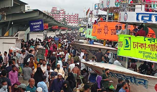 সদরঘাটে ঘরমুখো মানুষের ভিড়
