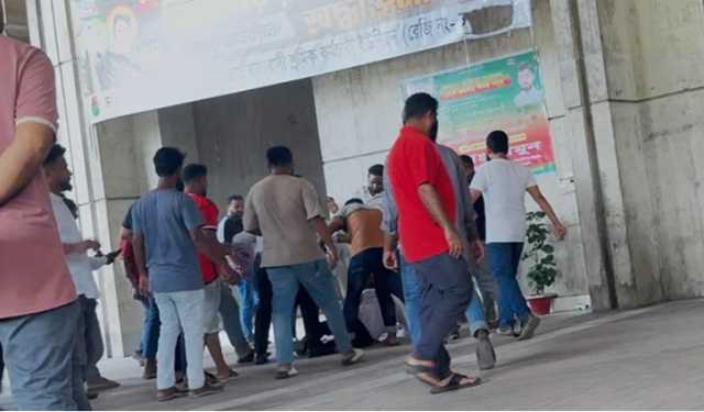 নগর ভবনে ইশরাক সমর্থক দুই গ্রুপের সংঘর্ষ
