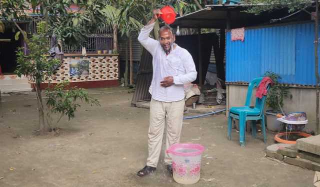 গোলাপজলে গোসল করে রাজনীতি ছাড়লেন আ.লীগ নেতা