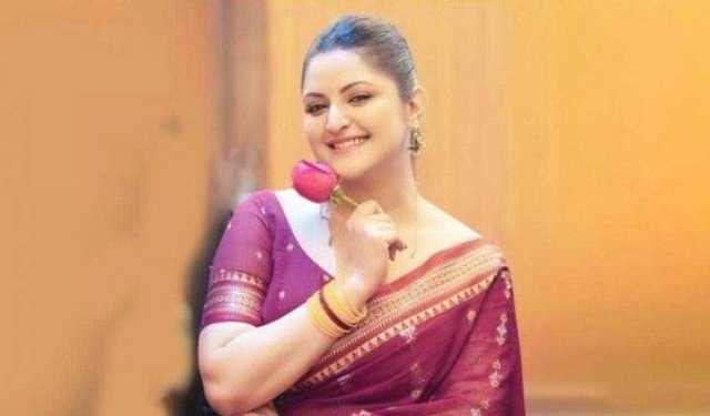 পুকুরে কাচের বাড়ি বানাচ্ছেন পরীমণি!