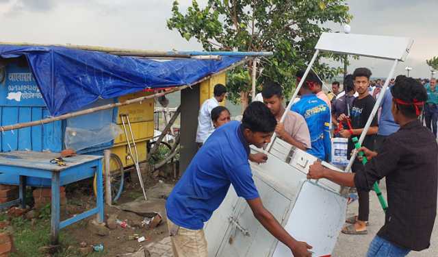 রাজশাহীর পদ্মা নদীর বাঁধ থেকে অবৈধ স্থাপনা উচ্ছেদ
