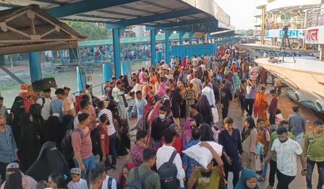 নৌযানের অভাবে নদী তীরে ঢাকামুখী যাত্রীদের অপেক্ষা