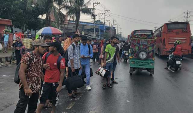 সড়কে পরিবহন সংকট, ভোগান্তিতে ঘরমুখো মানুষ