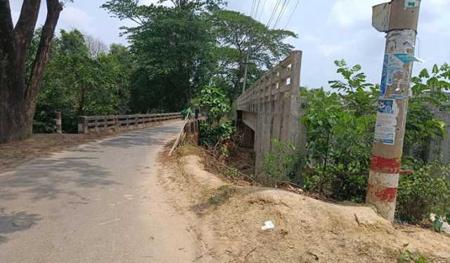 কক্সবাজারে সড়কে গাছ ফেলে ডাকাতি, অপহরণ ৩