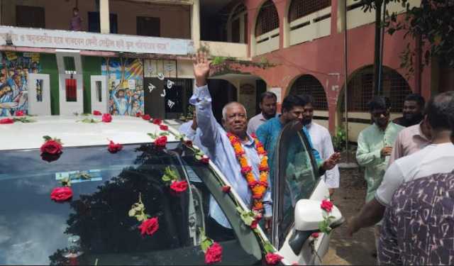 বিদ্যালয়ের পরিচ্ছন্নতাকর্মীর রাজকীয় বিদায়