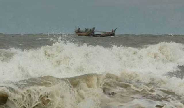 ভারী বৃষ্টির আভাস, ৪ বন্দরে ৩ নম্বর সতর্ক সংকেত