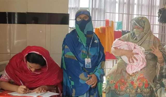 সদ্য জন্ম দেওয়া সন্তানসহ ক্লিনিকে এইচএসসি পরীক্ষা দিলেন শিক্ষার্থ