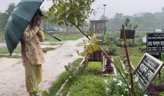 মায়ের কবরে আবেগঘন শুভ: ‘তোমার স্মৃতিতেই বেঁচে আছি, মা’