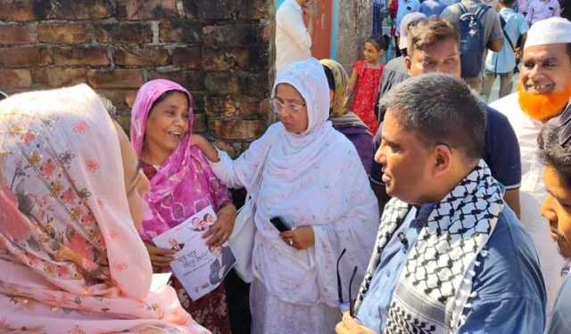 ‘ঘরে ঘরে, জনে জনে’ কর্মসূচিতে মানুষের দ্বারে দ্বারে নওশাদ 