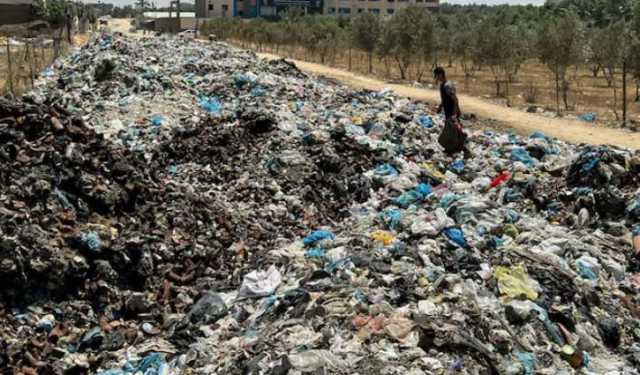 গাজাজুড়ে আবর্জনার স্তূপ