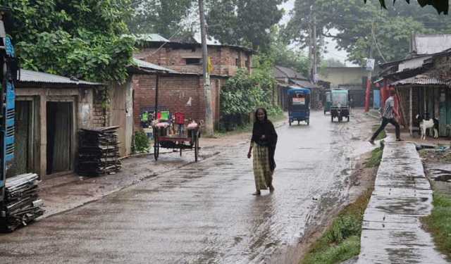 দিনাজপুরে টানা গুঁড়ি গুঁড়ি বৃষ্টি, জনজীবন বিপর্যস্ত