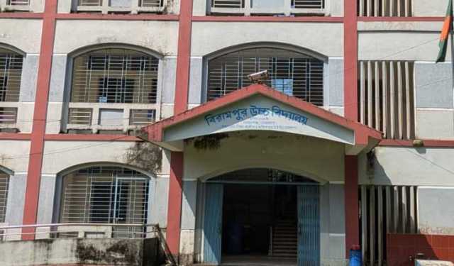 নেত্রকোণায় ৩ ছাত্রীকে বেত্রাঘাত, শিক্ষককে অব্যাহতি