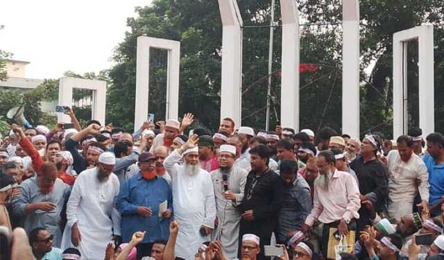 শহীদ মিনারে এমপিওভুক্ত শিক্ষকদের অবস্থান কর্মসূচি চলছে