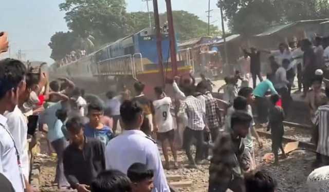 ভৈরবকে জেলা ঘোষণার দাবিতে রেলপথ অবরোধ, ট্রেনে পাথর নিক্ষেপে আহত ৫