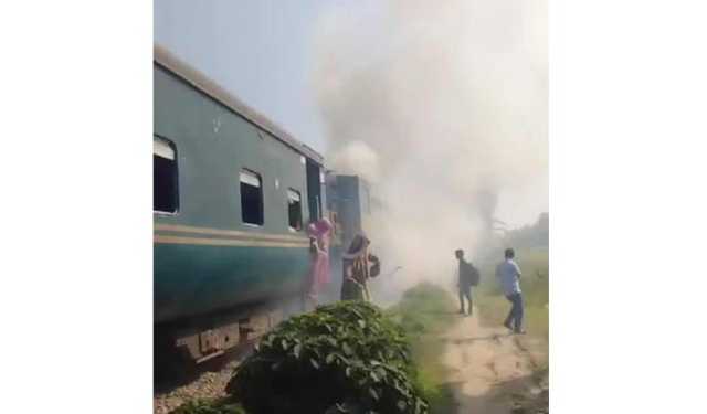 ময়মনসিংহে অগ্নিকাণ্ডে ইঞ্জিন বিকল, দুই ঘণ্টা পর রেল যোগাযোগ সচল