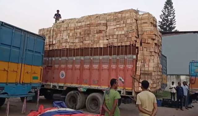 ১১ বছর পর হিলি স্থলবন্দর দিয়ে ফল আমদানি