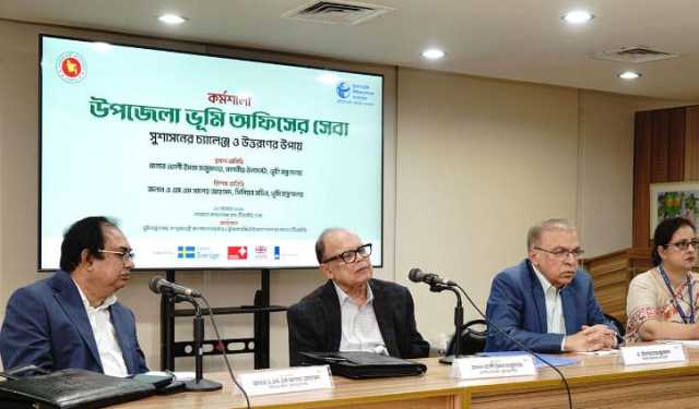 সেবাগ্রহীতাদের সঙ্গে মানবিক আচরণ করতে হবে: ভূমি উপদেষ্টা