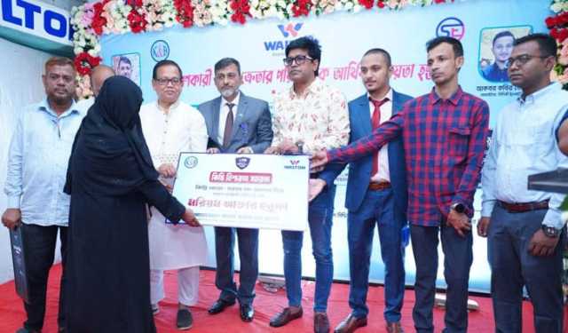 ওয়ালটন শোরুম থেকে আর্থিক সহায়তা পেল ২ পরিবার