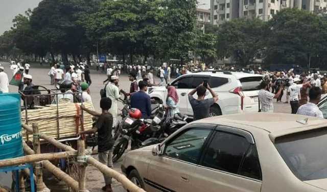 জুলাই সনদ ইস্যু: সংসদের সামনে উত্তপ্ত পরিস্থিতি, গাড়ি ভাঙচুর
