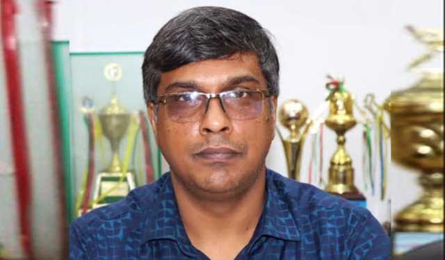 বিভাগীয় কর্মকর্তাকে নিতে ৫ কিমি দূর থেকে ফিরে এলো ট্রেন