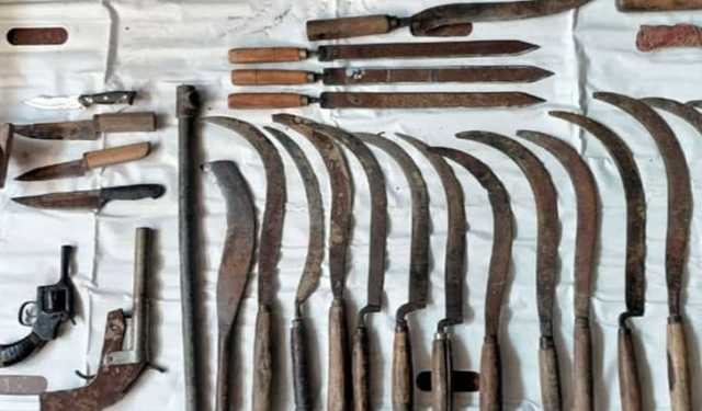 নাটোরে যৌথবাহিনীর অভিযানে অস্ত্রসহ আটক ২০