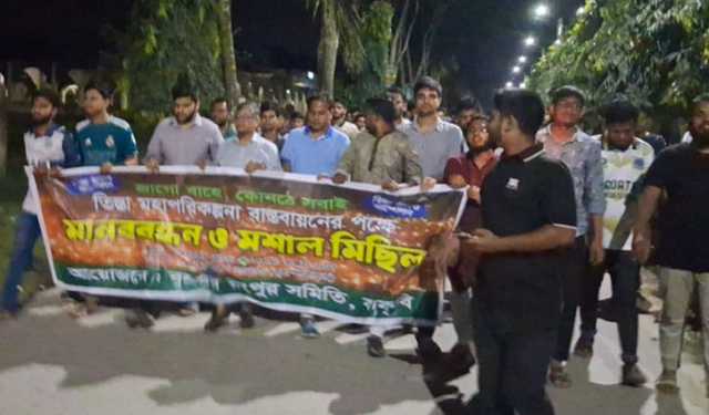 তিস্তা মহাপরিকল্পনা বাস্তবায়নের দাবিতে বাকৃবিতে মশাল মিছিল
