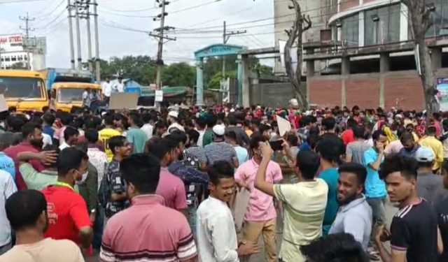 ছুটি না পেয়ে অসুস্থ শ্রমিকের মৃত্যু, মহাসড়ক অবরোধ করে বিক্ষোভ 