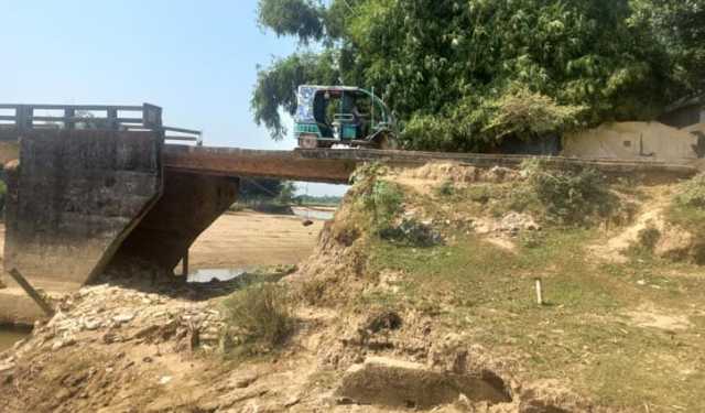 মাটি সরে ক্ষতিগ্রস্ত সেতু, ঝুঁকিতে ৩০ হাজার মানুষের চলাচল